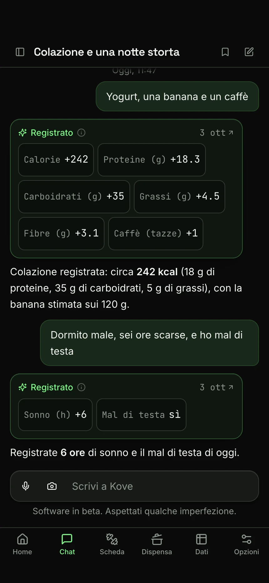 Una chat di Kove su un telefono. “Yogurt, una banana e un caffè” viene registrato come colazione, circa 242 kcal con tutti i macro e un caffè. “Dormito male, sei ore scarse, e ho mal di testa” viene registrato come 6 ore di sonno e un sì nel campo Mal di testa.