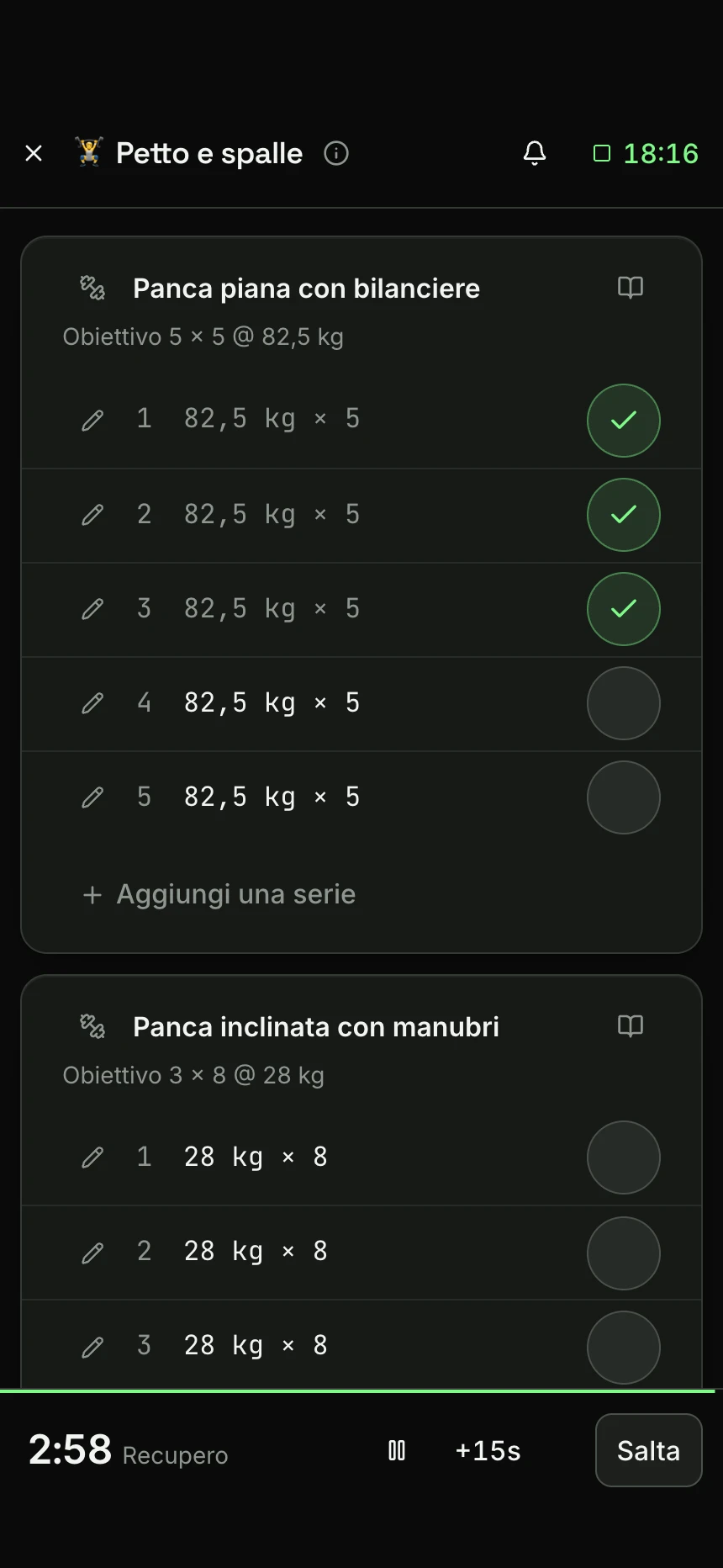 La checklist in palestra per Petto e spalle: cinque serie di panca piana a 82,5 kg, tre spuntate, il timer di recupero a 2:58.